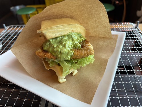 お披露目無料参加【Sea級グルメ優勝！】沼津港「沼津あじフライたるたるサンド」が買える店一覧　カキ小屋